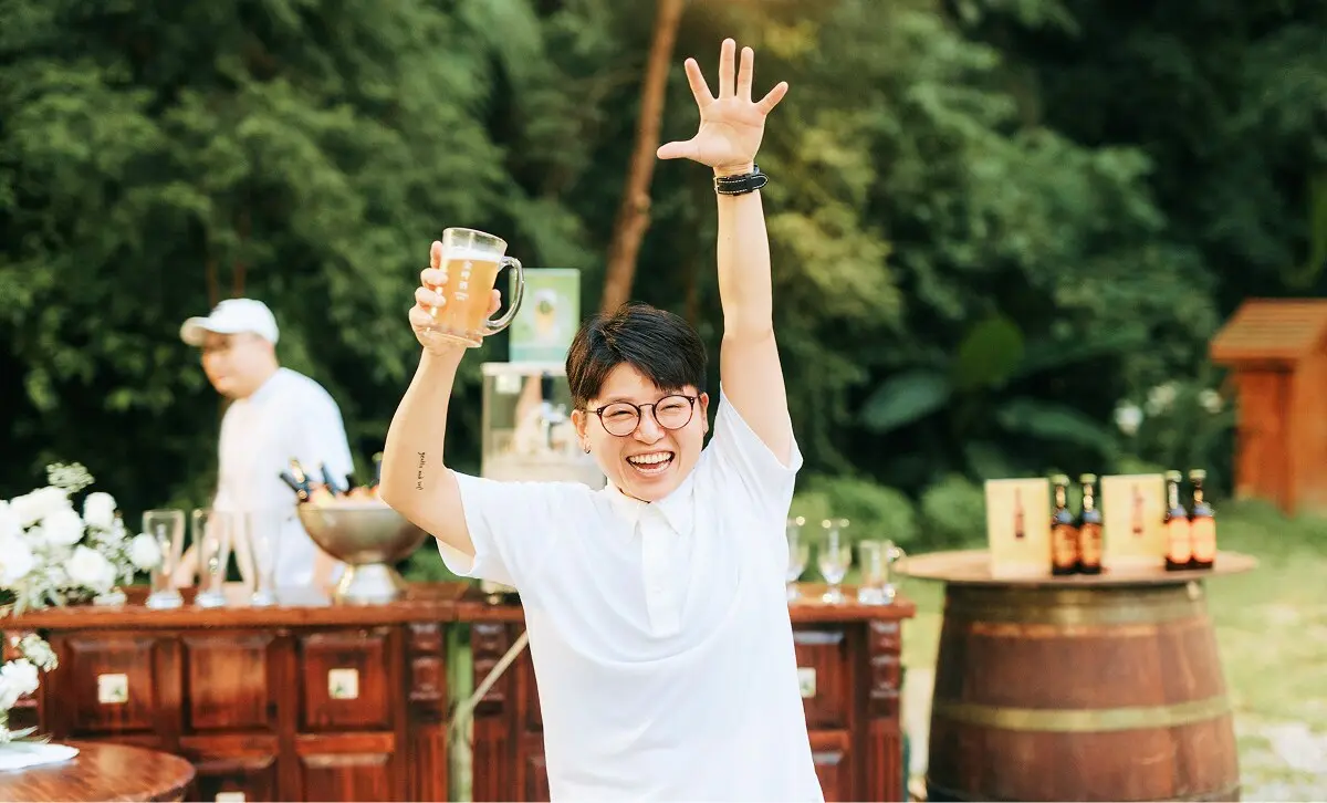 戶外活動現場舉起湧金啤酒歡呼