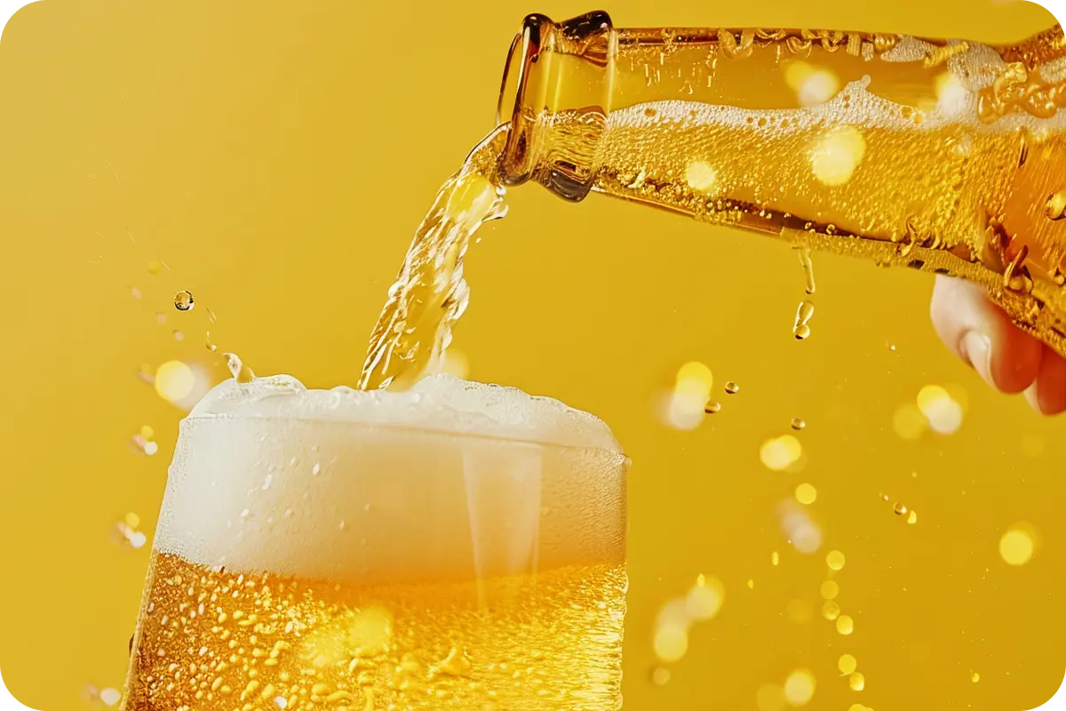 湧金啤酒倒入玻璃杯的金黃酒液特寫