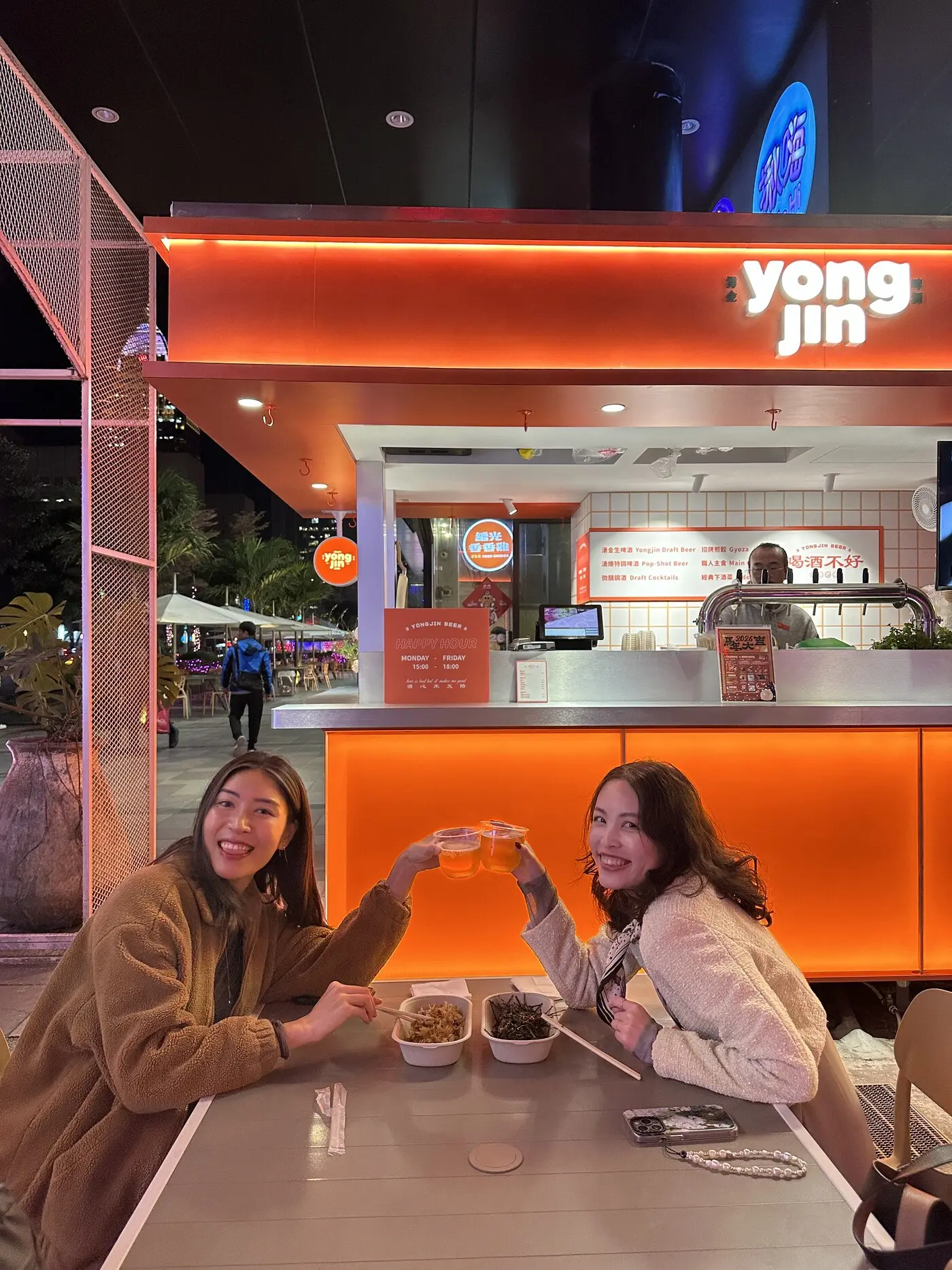 湧金啤酒信義店客人舉杯乾杯