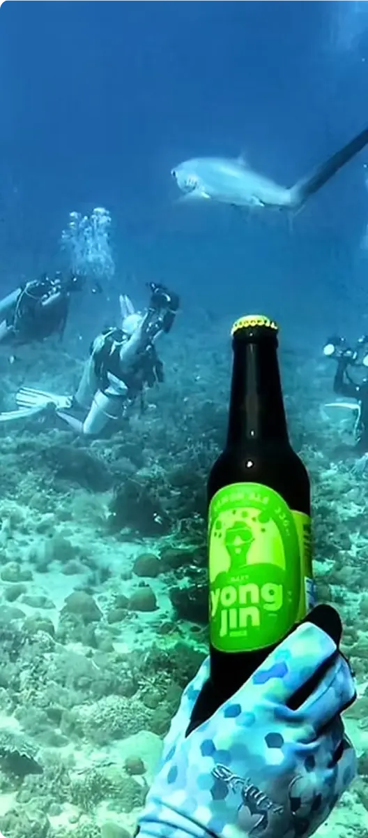 潛水員在水下手持湧金檸檬啤酒